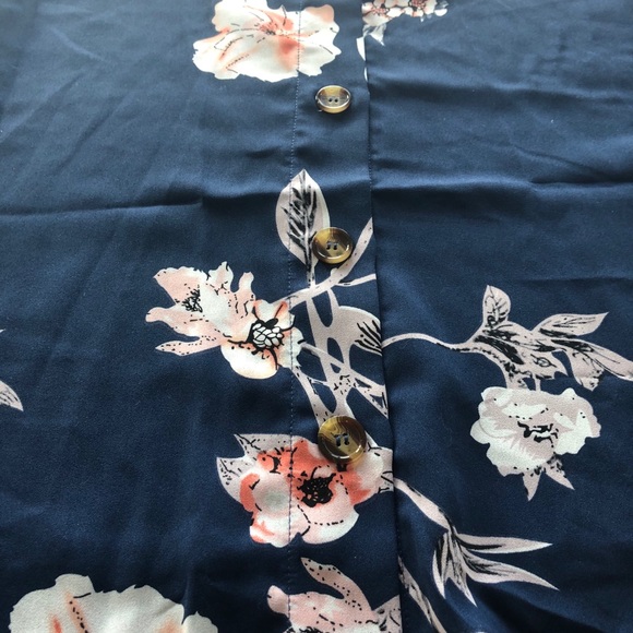 💙 Navy Floral Botton Front Skinny Strap Tank 🌸 - Picture 4 of 4